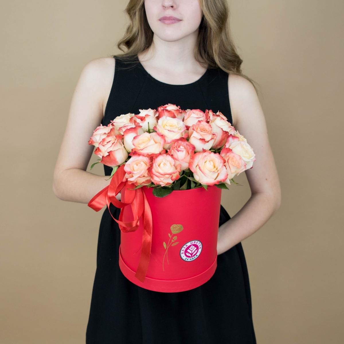 Розы красно-белые в шляпной коробке код товара: 676a